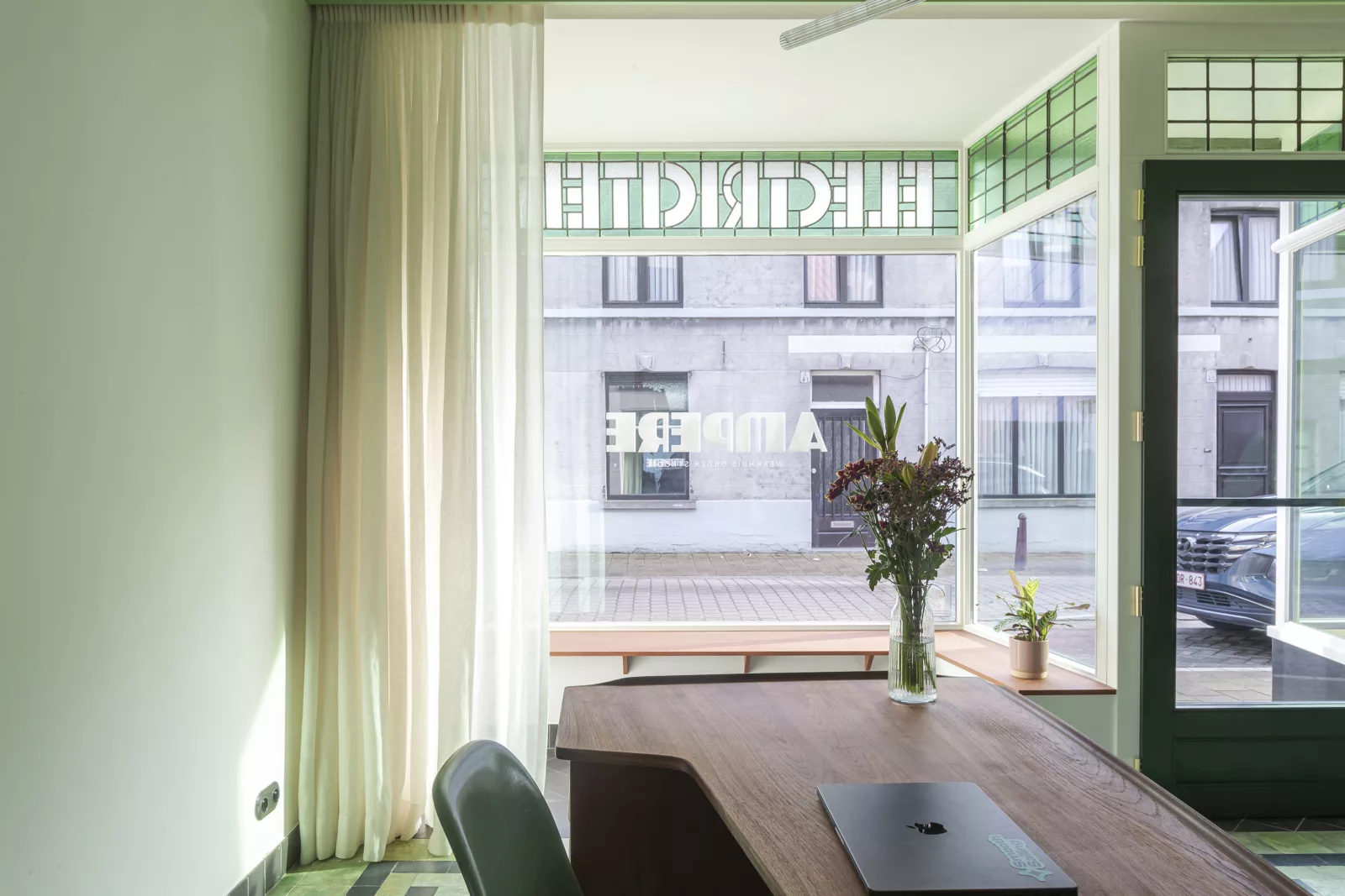 Het bureau in de winkel