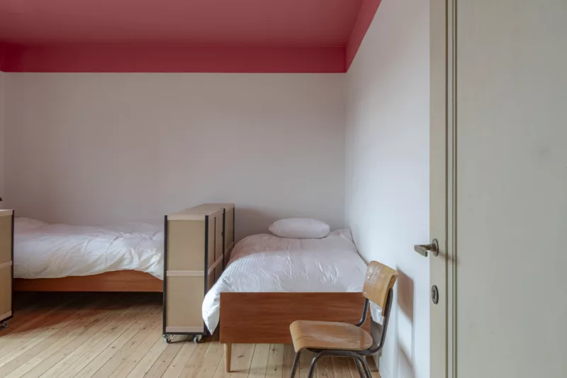Roze slaapkamer met 3 bedden