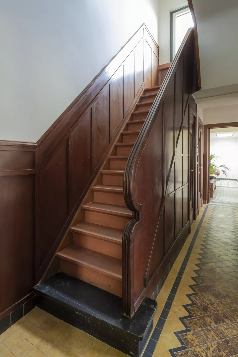 Historische lambrisering en trap