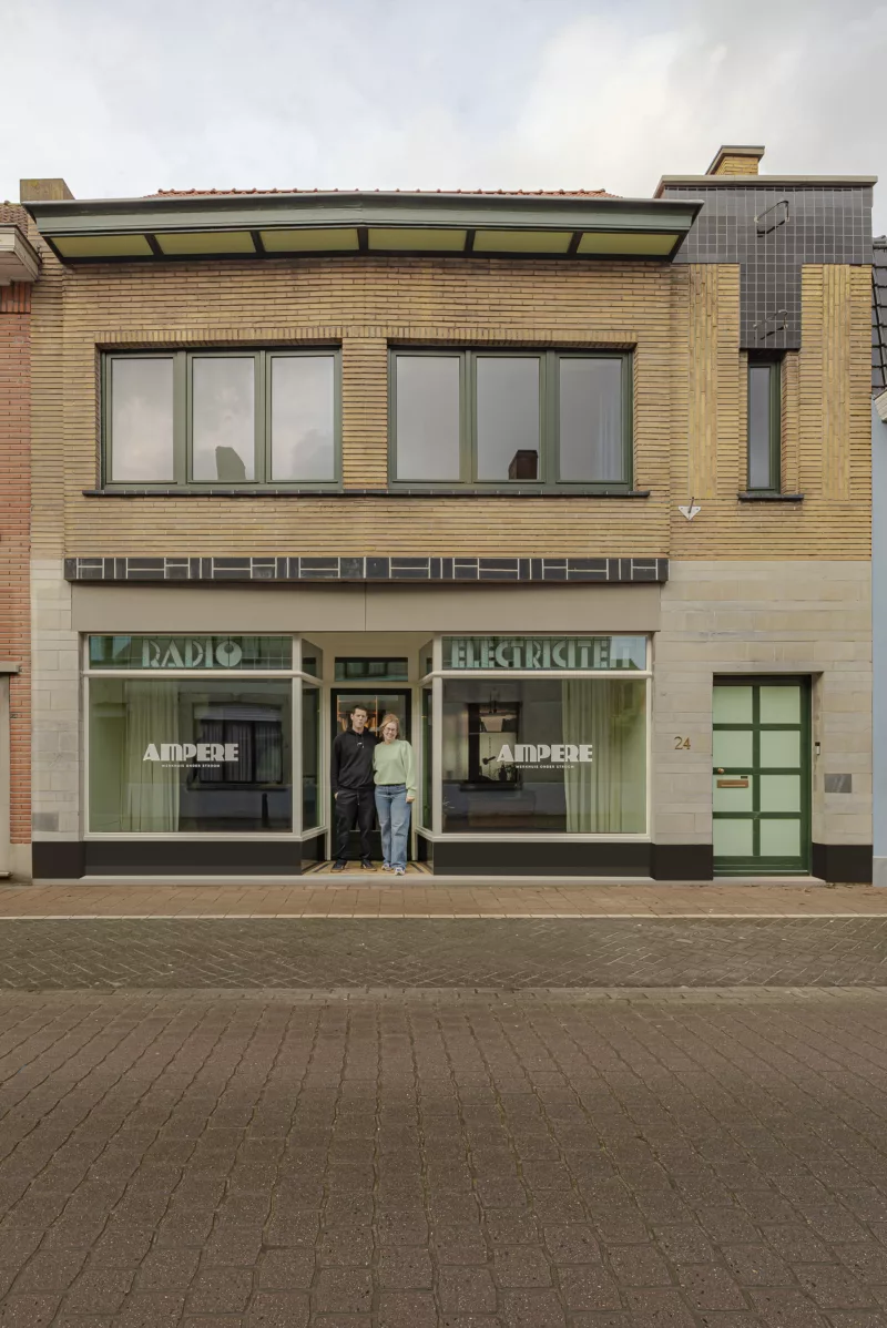 Marinka en Hannes voor de gevel