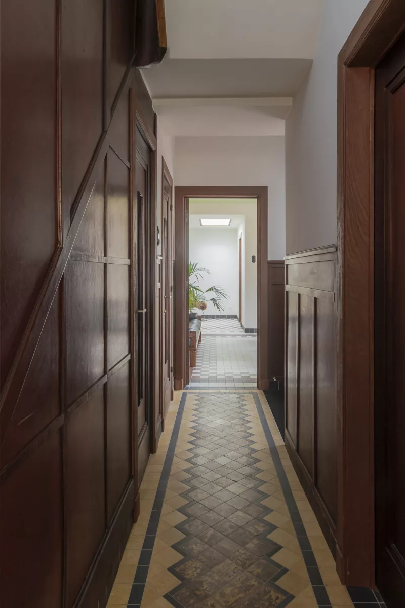 De gang met historische vloer