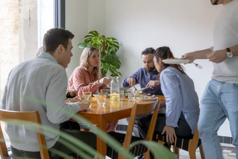 Samen lunchen in de eetruimte
